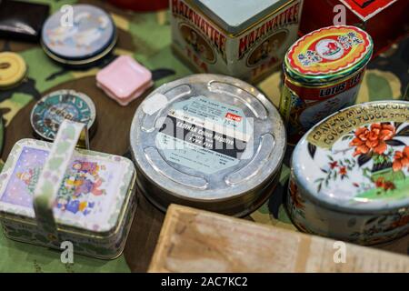 Vecchio Eastman Kodak 35 mm colore negativo in caso di retrò e Vintage Design Expo di Helsinki, Finlandia Foto Stock