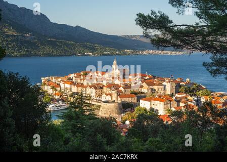 Vista di strade medievali e gli edifici del centro storico della città di Korcula di fronte all'isola di Peljesac al tramonto,CROAZIA Foto Stock