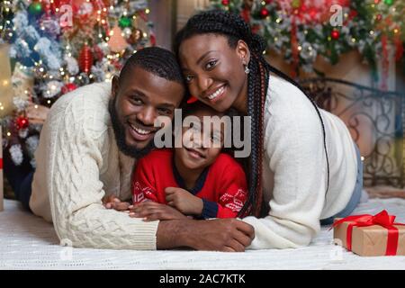 Ritratto di felice famiglia americana africana alla vigilia di Natale Foto Stock