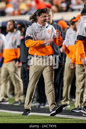 Stillwater, OK, Stati Uniti d'America. 30 Novembre, 2019. Oklahoma State capo allenatore Mike Gundy in disparte durante una partita di calcio tra la University of Oklahoma Sooners e Oklahoma State Cowboys a Boone Pickens Stadium di Stillwater, OK. Siegel grigio/CSM/Alamy Live News Foto Stock