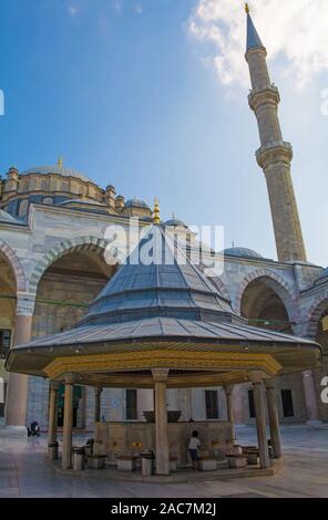 Il sebil abluzione fontana nel cortile di Fatih mosequ ad Istanbul in Turchia Foto Stock