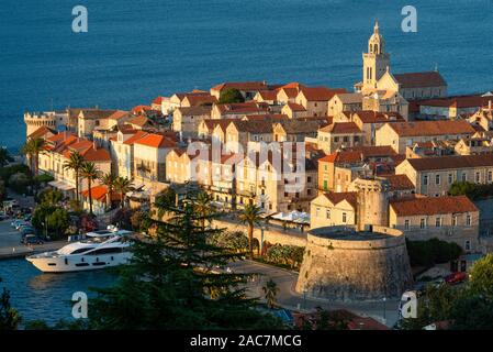 Vista di strade medievali e gli edifici del centro storico della città di Korcula di fronte all'isola di Peljesac al tramonto,CROAZIA Foto Stock