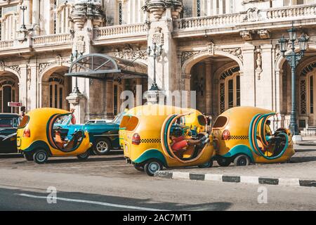 L'Avana, Cuba - Ottobre 18, 2019: giallo taxi coco è nel centro di Avana, Cuba Foto Stock