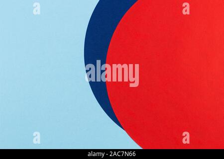 Rosso e blu navy round cerchio colore forma la geometria della carta composizione su sfondo bianco Foto Stock