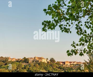 Estate lasndscape con vista di Montopoli in Val d'Arno borgo in toscana, Western Italia. Foto Stock