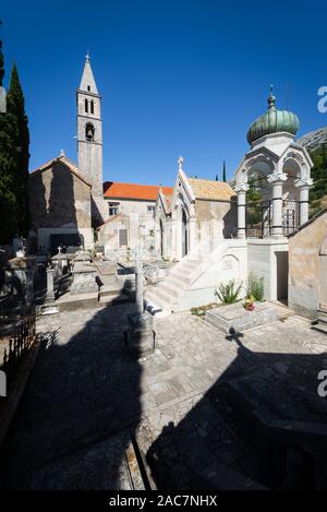 Tombe dei capitani di mare nel cimitero del monastero francescano vicino a Orebic nella luce del sole, la penisola di Peljesac, Dalmazia, Croazia Foto Stock