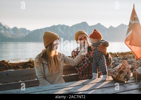 La famiglia felice outdoor il padre e la madre con bambino vacanze insieme ai genitori con bambino sano stile di vita sano vista montagne viaggi in Norvegia Foto Stock