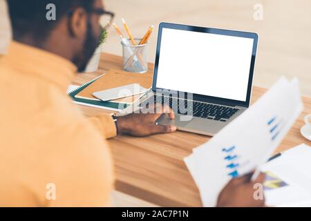 African American manager digitando su lapop relazione di contenimento Foto Stock