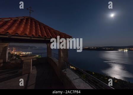 Vista dal loggiato al convento francescano vicino a Orebic su Peljesac canal per l'isola di Korcula al chiaro di luna, Dalmazia, Croazia Foto Stock