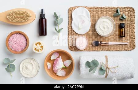 Spa accessori e naturale per la cura della pelle cosmetici su bianco Foto Stock