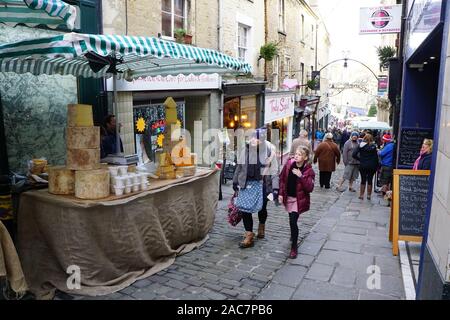 Frome, Somerset, Regno Unito. Il 1 dicembre 2019. L'annuale Mercato di Natale attira migliaia di persone per le stradine di questa piccola cittadina in Somerset. Centinaia di indipendenti titolari di stallo la vendita di una gamma di artigianato, cibo e vintage wares attirare le folle. Questo vivace evento evento mensile è diventato famoso nella regione con molti che viaggiano da tutto il Sud Ovest UK a visitare con il Mercatino di Natale di una impresa preferita e tradizione nel calendario stagionale Credito: Casper Farrell/ Alamy News Foto Stock