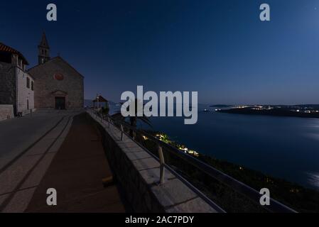 Chiesa del monastero francescano vicino a Orebic sulla penisola di Peljesac nella notte di luna piena al largo dell'isola di Korcula, Dalmazia, Croazia Foto Stock