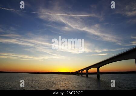 Diga di alqueva e ponte nel sud del Portogallo Foto Stock