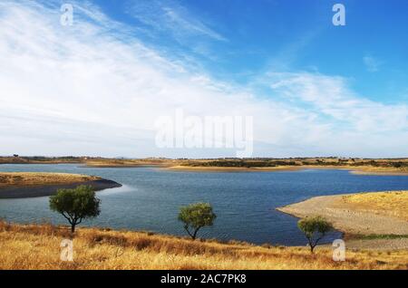 Lago di Alqueva vicino Estrela village, Portogallo Foto Stock