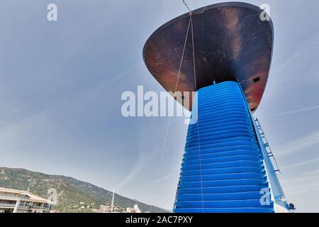 La nave di crociera tubo closeup contro Bastia cityscape e cielo blu chiaro dello sfondo. La Corsica, Francia. Foto Stock