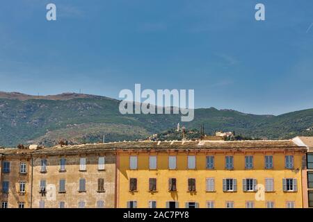 Tipici corsi residenziali facciata di casa nel porto di Bastia, Corsica, Francia. Foto Stock