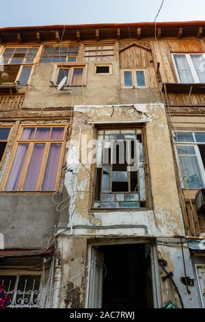 Ingresso con facciata di vecchie case nella parte storica di Tbilisi, Georgia. Foto Stock