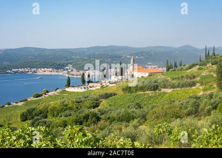 Il monastero francescano Gospe od Anđela sopra Orebic tra frutteti con una vista di Korcula, Dalmazia, Croazia Foto Stock