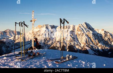 Ritratto di montagna Birnhorn Saalbach tramonto nuvole perfect blue sky light vertice di croce davanti Foto Stock