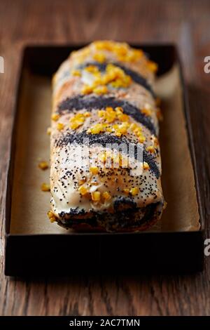 Torta di semi di papavero di Natale. Sfondo marrone in legno. Foto Stock