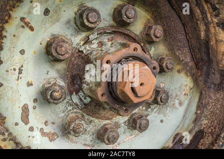 Rusty cuscinetto a rulli in un mozzo di ruota. Foto Stock