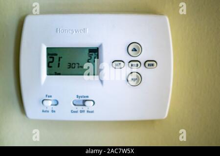 Un termostato di Honeywell per la casa riscaldamento centrale fissata a una parete Foto Stock