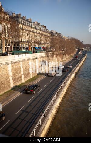 Parigi, Francia - 17 Gennaio 2013: il traffico lungo il fiume Senna a Parigi, capitale della Francia Foto Stock