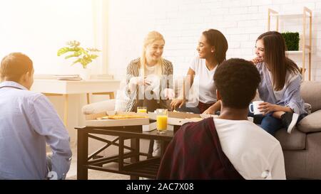 Amici avente una piccola parte di casa. Teens mangiare la pizza Foto Stock