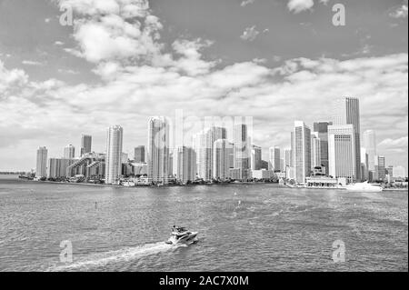 Quartiere degli affari di Miami. Concetto di ricchezza. Dal punto di vista architettonico imponente alte torri. Grattacieli e il porto. Deve vedere attrazioni. Miami waterfront foderato con porti turistici. Il centro di Miami Centro citta'. Foto Stock