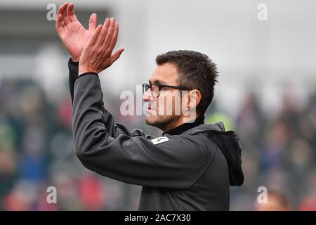 Unterhaching, Germania. 01 Dic, 2019. Michael KOELLNER (pullman 1860) applaude, tubicini applausi, foto singola, taglio unico movente, mezza figura, mezza figura. Soccer 3. Liga, 17. Giornata SpVgg Unterhaching-TSV Monaco di Baviera 1860 2-3, su 01.12.2019. Alpenbauer Sportpark Unterhaching, DFL REGOLAMENTI VIETANO QUALSIASI USO DELLA FOTOGRAFIA come sequenze di immagini e/o quasi video. | Utilizzo di credito in tutto il mondo: dpa/Alamy Live News Foto Stock