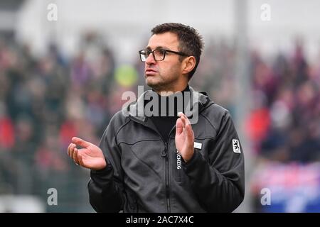 Unterhaching, Germania. 01 Dic, 2019. Michael KOELLNER (pullman 1860) applaude, tubicini applausi, foto singola, taglio unico movente, mezza figura, mezza figura. Soccer 3. Liga, 17. Giornata SpVgg Unterhaching-TSV Monaco di Baviera 1860 2-3, su 01.12.2019. Alpenbauer Sportpark Unterhaching, DFL REGOLAMENTI VIETANO QUALSIASI USO DELLA FOTOGRAFIA come sequenze di immagini e/o quasi video. | Utilizzo di credito in tutto il mondo: dpa/Alamy Live News Foto Stock