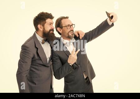 Prendere foto con business idolo. Selfie di amici di successo. Gli imprenditori tenendo selfie insieme. La gente di affari concetto. Gli uomini barbuti ragazzi abiti formali. Conferenze di affari famoso diffusore. Foto Stock