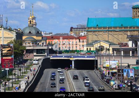 Kiev, Ucraina - 30 Luglio 2017: la piazza postale dopo la ricostruzione. Il tunnel di automobile nei pressi di Dnieper terrapieno sotto il rinnovato square Foto Stock