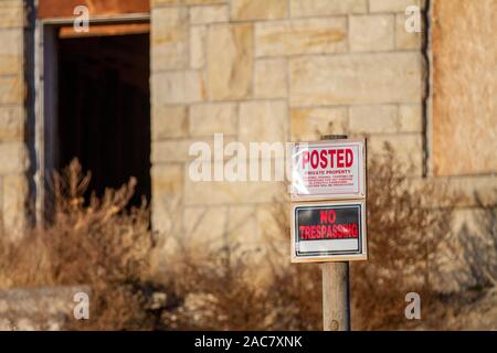 Pubblicato per nessuna intrusione su un vecchio consumati fuori casa Foto Stock