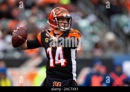 Cincinnati, OH, Stati Uniti d'America. 01 Dic, 2019. Andy Dalton (14) di Cincinnati Bengals passa la palla durante la NFL Football azione di gioco tra il New York getti e Cincinnati Bengals a Stadio Paul Brown su dicembre 01, 2019 a Cincinnati, OH. Adam Lacy/CSM/Alamy Live News Foto Stock