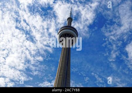 Toronto ago. CN Tower guglia piercing blue sky di Toronto Foto Stock