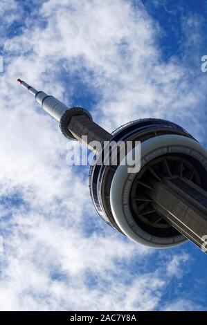 Toronto ago. CN Tower guglia piercing blue sky di Toronto Foto Stock