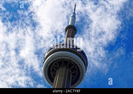 Toronto ago. CN Tower guglia piercing blue sky di Toronto Foto Stock