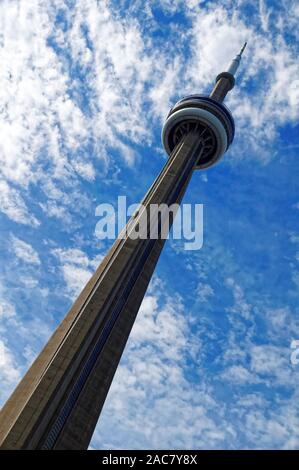 Toronto ago. CN Tower guglia piercing blue sky di Toronto Foto Stock