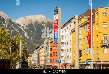 Gli ornati e colorati edifici residenziali nel famoso Mariahilf distretto della città di Innsbruck, Inn riveside, Austria, Europa - Ottobre 26, 2019. Foto Stock