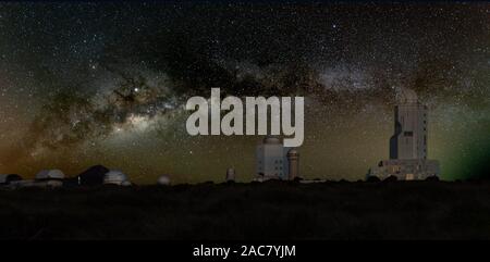 Osservatorio Astronomico sotto le stelle più luminose. Via Lattea nel buio di cielo di montagna. Torri e cupole di grandi telescopi sono volti a celestial Foto Stock