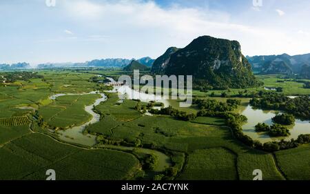 Paesaggio carsico e campi agricoli nella provincia di Guangxi a sud Cina vista aerea Foto Stock
