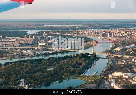 Aeroplano volando sul paesaggio urbano di Belgrado nella capitale serba Foto Stock