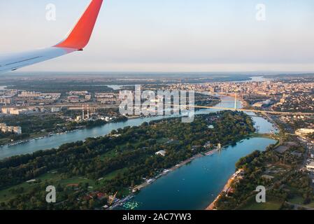 Aeroplano volando sul paesaggio urbano di Belgrado nella capitale serba Foto Stock