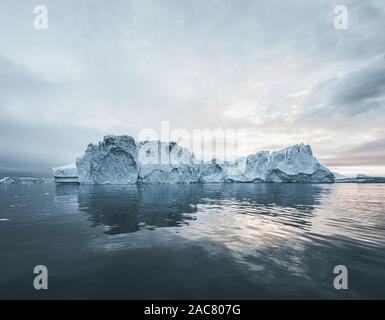 Luminosa giornata di sole in Antartide. Piena calma e riflessione di iceberg nelle profonde acque chiare. Viaggio in nave tra il CIEM. Neve e ices del Antarcti Foto Stock