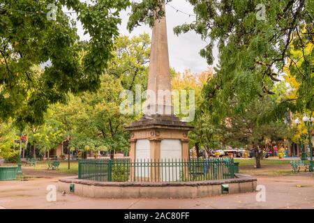 Santa Fe, New Mexico - Ottobre 4, 2019: Santa Fe Plaza è una piazza centrale e di attrazione turistica. È anche noto come il "cuore di Santa Fe' Foto Stock