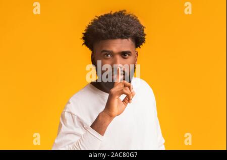 Bello silenzioso uomo nero rendendo gesto hush Foto Stock