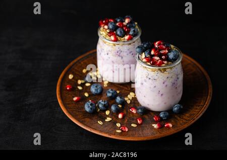 Lo yogurt greco con frutti di bosco freschi e avena. Uno stile di vita sano concetto. Foto Stock