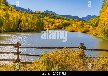 Caduta brillante aspen alberi sul lago Cushman nelle montagne di San Juan di Colorado Foto Stock