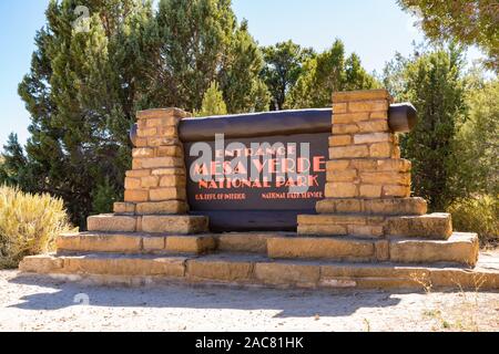 Cortez, CO - 1 Ottobre 2019: il Parco Nazionale di Mesa Verde ingresso Sign in Colorado Foto Stock